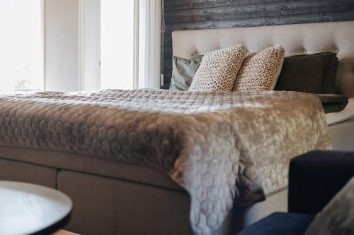 Katil atau katil-katil dalam bilik di Large and lovely villa in Harstad Sentrum with sauna, hot tub and car rental