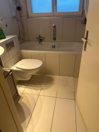 Ένα μπάνιο στο Moderne Ferienwohnung Lenzerheide mit Aussicht
