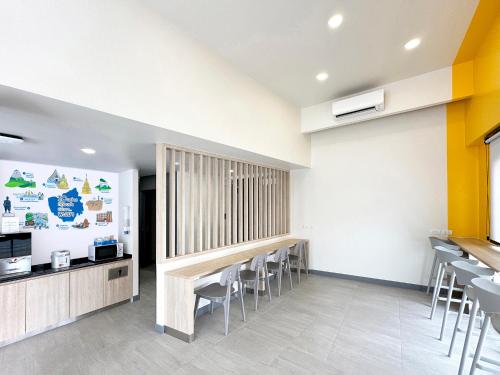 a waiting room with a long table and chairs at HOP INN Phayao in Phayao
