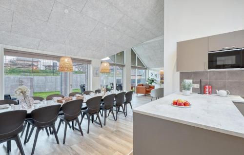 Η κουζίνα ή μικρή κουζίνα στο Nice Home In Jesendorf With Sauna