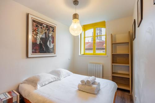 une chambre avec un lit avec deux serviettes dessus dans l'établissement Le Coquet de Saint-Epvre - En centre-ville, à Nancy