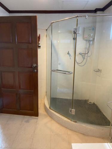 Et badeværelse på Hua Hin White Villa Hotel - SHA Certified