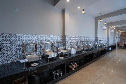 een rij wastafels in een openbaar toilet bij Vanashraya Corbett Resort in Rāmnagar