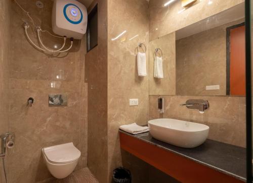 兰纳加Vanashraya Corbett Resort的带水槽和马桶的浴室