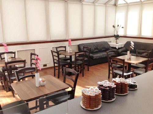 - une chambre avec des tables et des chaises avec des gâteaux dans l'établissement London Continental Hotel, à Londres