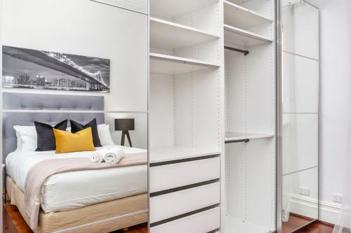 Postel nebo postele na pokoji v ubytování Hyde & Seek Parkside Family Stay
