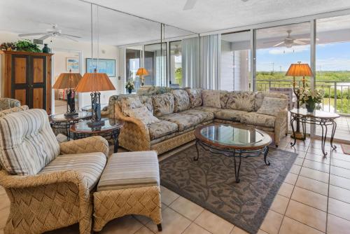 una sala de estar con un sofá y una mesa en La Brisa 303W, en Key West