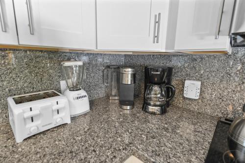 Η κουζίνα ή μικρή κουζίνα στο Duval Square Courtyard Condo 31
