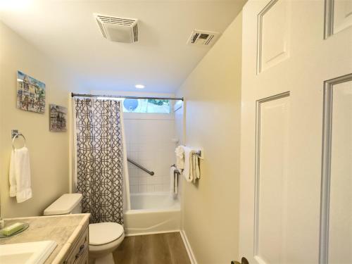 un bagno con doccia e WC di Conch Republic Cottage a Key West
