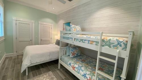 Un dormitorio con dos literas y una cama. en Villa Bella, en Key West