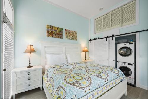 a bedroom with a bed and a washing machine at La Casa De Luna in Key West