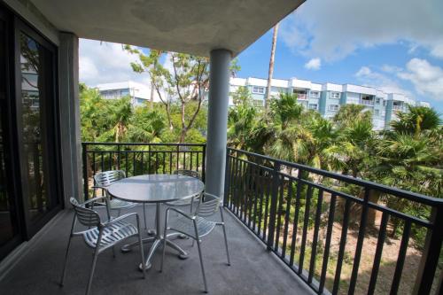 a balcony with a table and chairs and a building at Vista Fresco in Key West