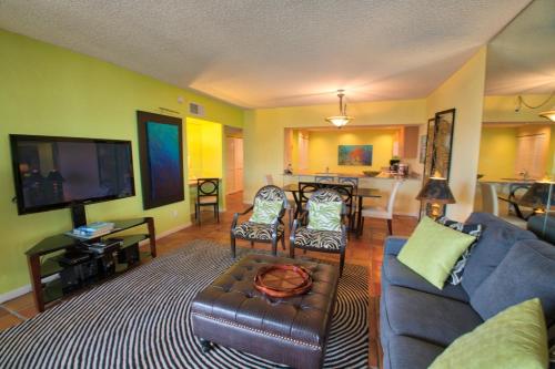 a living room with a couch and a table at Vista Fresco in Key West