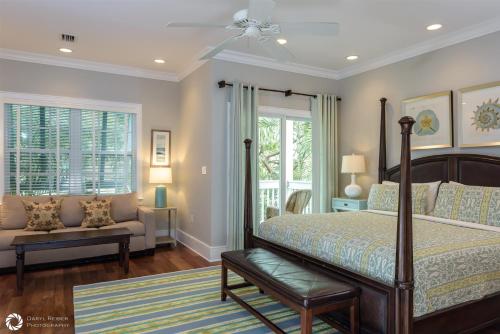un dormitorio con una cama y un sofá en Windsor Townhomes 5, en Key West