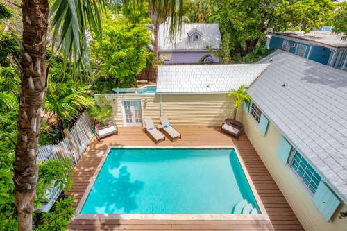 einen Blick über einen Pool neben einem Haus in der Unterkunft Mansion The Watson House in Key West