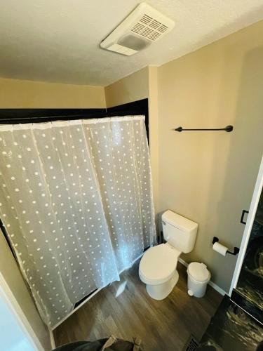 Ein Badezimmer in der Unterkunft Full HOME with 2 KING BEDS and a POOL