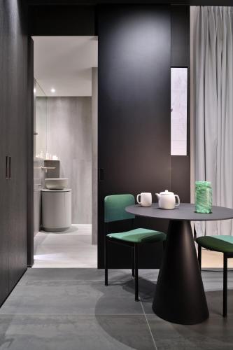 une salle à manger avec une table et des chaises vertes dans l'établissement mmm - 25BA - Suites de Luxe - Centre de Lyon, à Lyon