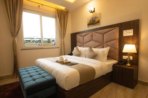 Postel nebo postele na pokoji v ubytování Perfectstayz Dhruv Nanda near Haridwar Railway Station