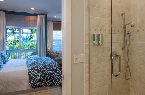 Un dormitorio con una cama y una ducha de cristal. en Windsor Townhomes 3, en Key West