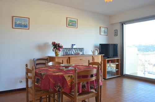 une salle à manger avec une table, des chaises et une télévision dans l'établissement Appart Studio cabine 4 couchages BANYULS SUR MER BN130-C117, à Banyuls-sur-Mer