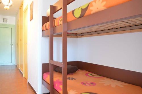 une chambre avec deux lits superposés dans une pièce dans l'établissement Appart Studio cabine 4 couchages BANYULS SUR MER BN130-C117, à Banyuls-sur-Mer