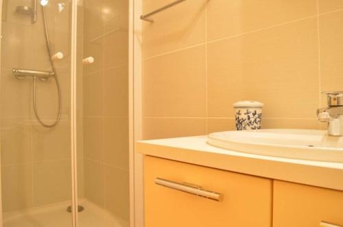 une salle de bain avec douche et lavabo dans l'établissement Appart Studio cabine 4 couchages BANYULS SUR MER BN130-C117, à Banyuls-sur-Mer