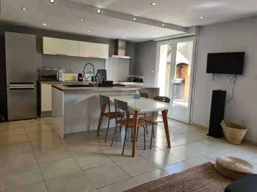 une cuisine avec une table et des chaises dans une cuisine dans l'établissement Appart 3 pièces 4 couchages BANYULS SUR MER BN440-001, à Banyuls-sur-Mer