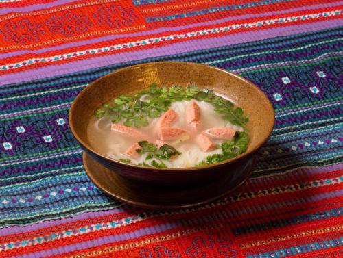 un bol de soupe avec des crevettes et des légumes verts dedans dans l'établissement Cat Ba Emerald Lake View, à Cat Ba