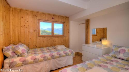 - une chambre avec 2 lits, un lavabo et une fenêtre dans l'établissement L'Ourse 10 Duplex Apartment, à Saint-Gervais-les-Bains