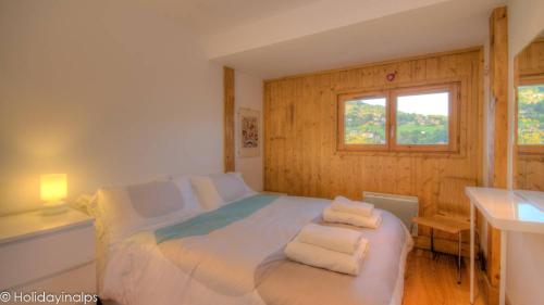 une chambre avec un lit avec des serviettes dessus dans l'établissement L'Ourse 10 Duplex Apartment, à Saint-Gervais-les-Bains