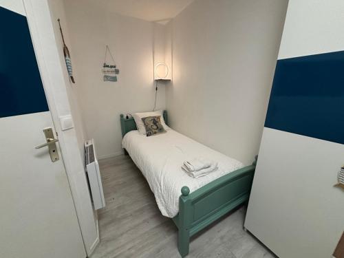 Cette petite chambre comprend un petit lit. dans l'établissement Studio Cosy en hyper centre, à Arcachon