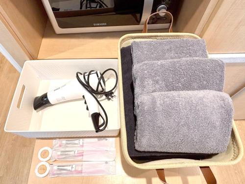 a box with a pen and a penitent at Incheon Airport Line Guesthouse in Incheon