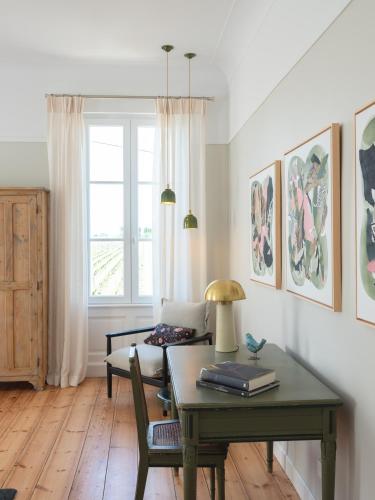 un salon avec une table et un canapé dans l'établissement Château Grand Corbin, à Saint-Émilion