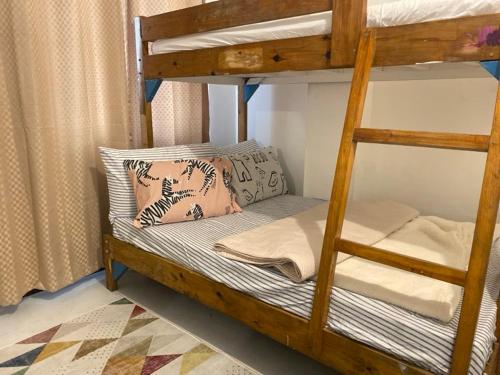 une chambre avec un lit superposé avec une échelle dans l'établissement pine and bark, à Baguio