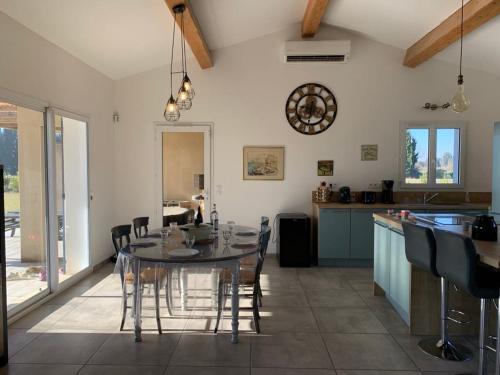 une salle à manger avec une table et des chaises dans une cuisine dans l'établissement Villa provençale en campagne, à Maillane