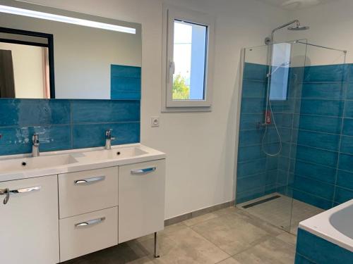 une salle de bain avec deux lavabos et une douche dans l'établissement Villa provençale en campagne, à Maillane