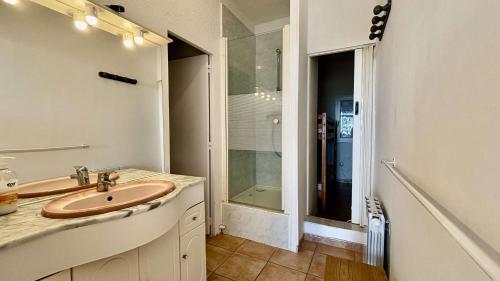 une salle de bain avec un lavabo et une douche dans l'établissement Appartement 2 pièces PORT LA NOUVELLE PN430-027, à Port-la-Nouvelle