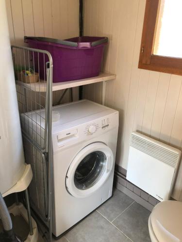 a washer and dryer in a small room at Chalet Sérénité in Moux-en-Morvan