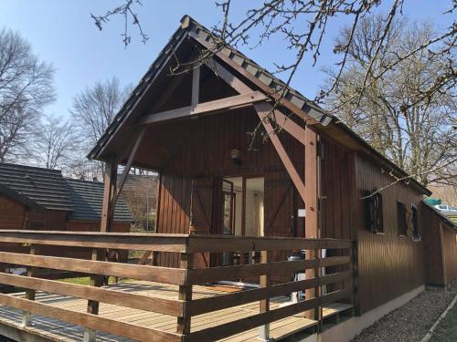 a small wooden house with a wooden fence at Chalet Sérénité in Moux-en-Morvan