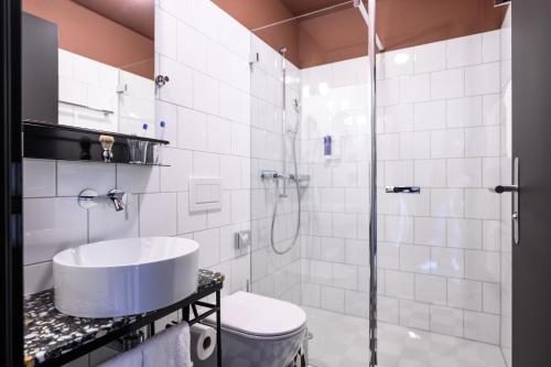bagno con doccia, lavandino e servizi igienici di BRIX - Self Check-In Hotel a Risch-Rotkreuz
