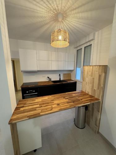 une cuisine avec un comptoir en bois et un évier dans l'établissement Charmant Appartement - Stationnement gratuit, à Nantes
