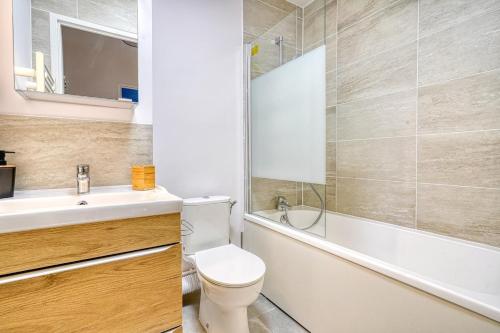 une salle de bain avec toilettes, lavabo et douche dans l'établissement Logement Jules, Évry-Courcouronnes