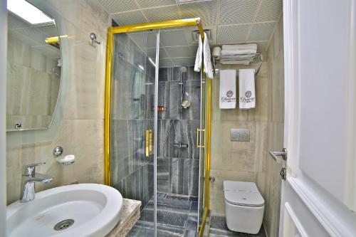 イスタンブールにあるGlamour Hotel Istanbul Sirkeciのシャワー、洗面台、トイレ付きのバスルーム