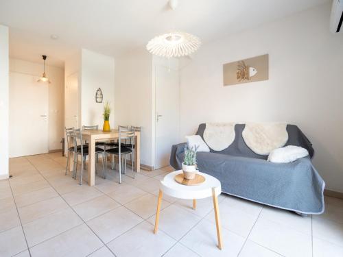un salon avec un canapé et une table dans l'établissement La Dune N 57 - Villa 3P6, à Sérignan