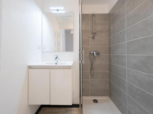 une salle de bain avec un lavabo blanc et une douche dans l'établissement La Dune N 57 - Villa 3P6, à Sérignan