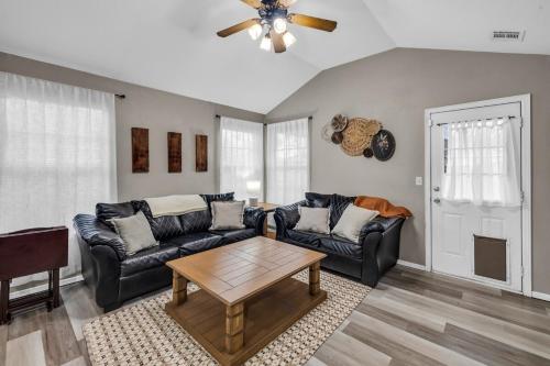 Spacious 3BR Home with KING Bed in Prime Locationにあるシーティングエリア