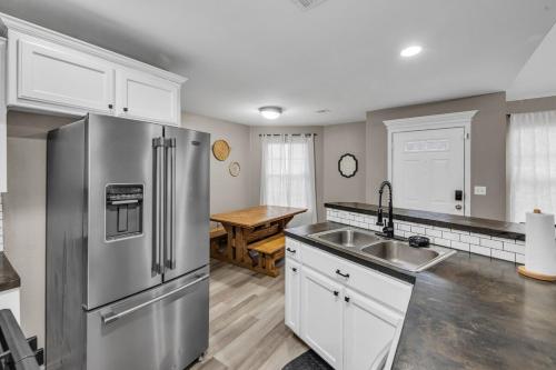 OwassoにあるSpacious 3BR Home with KING Bed in Prime Locationのキッチン(ステンレス製の冷蔵庫、シンク付)
