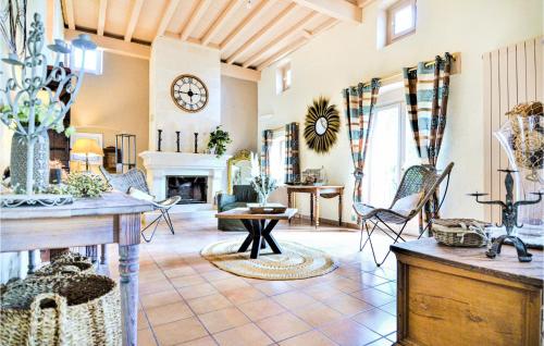 Χώρος καθιστικού στο Stunning Home In St Privat Des Vieux