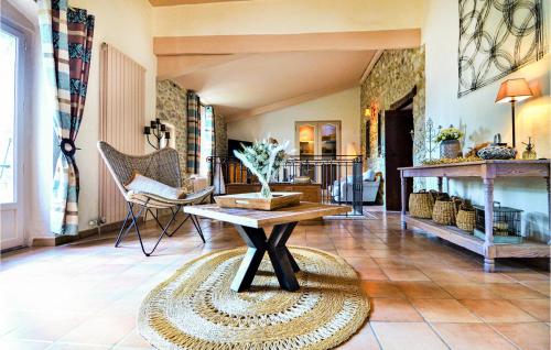 un salon avec une table au milieu d'une pièce dans l'établissement Stunning Home In St Privat Des Vieux, à Saint-Privat-des-Vieux