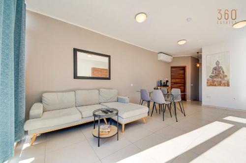 Χώρος καθιστικού στο Duplex 2BR penthouse with Balcony, Rooftop & Views by 360 Estates
